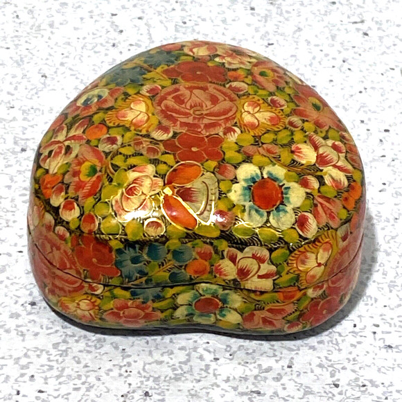 Heart shaped trinket box black lacquerware and floral decoupage keepsake holder - Picture 4 of 7